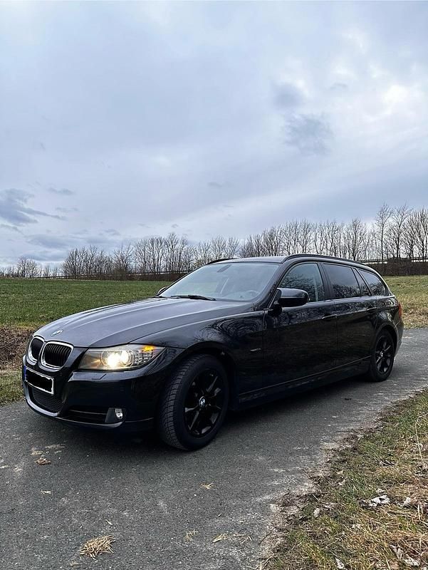Gebraucht BMW 320 184 PS (135 kW) 2010 Schwarz Kombi