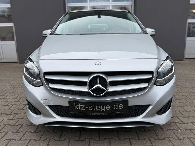 Gebraucht Mercedes B180 122 PS (89 kW) 2015 Silber Van / Kleinbus