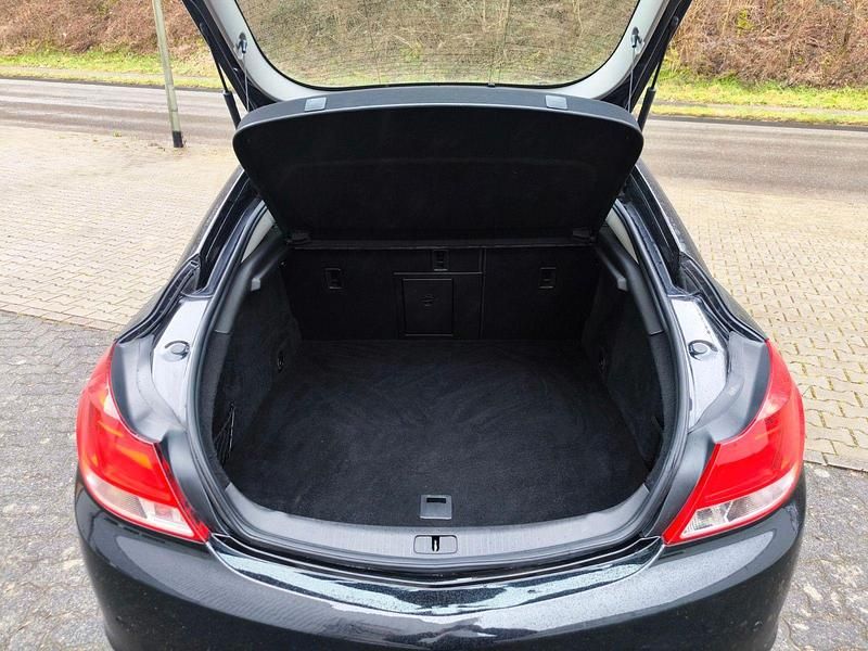 Usado Opel Insignia 220 HP (161 kW) 2008 Preto Sedan