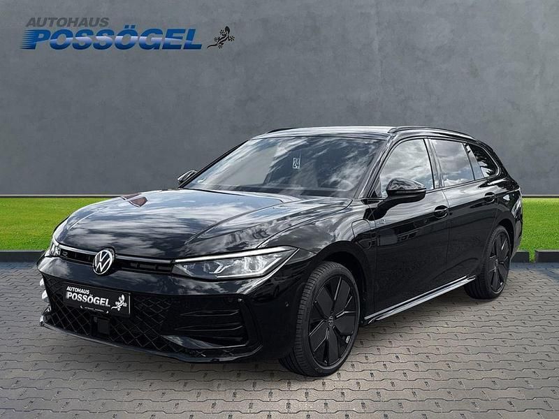 Grenadillschwarz metallic (metallic) Gebraucht 2024 VW Passat R-line Kombi | 49.950 € (Fairer Preis) - Bild 1/4