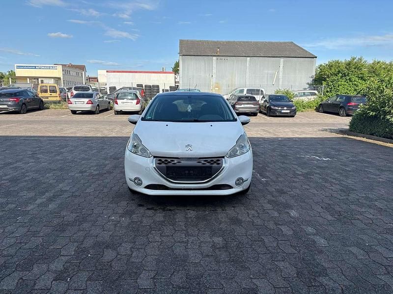 Gebraucht Peugeot 208 Active 68 PS (50 kW) 2012 Lack weiss banquise Kleinwagen