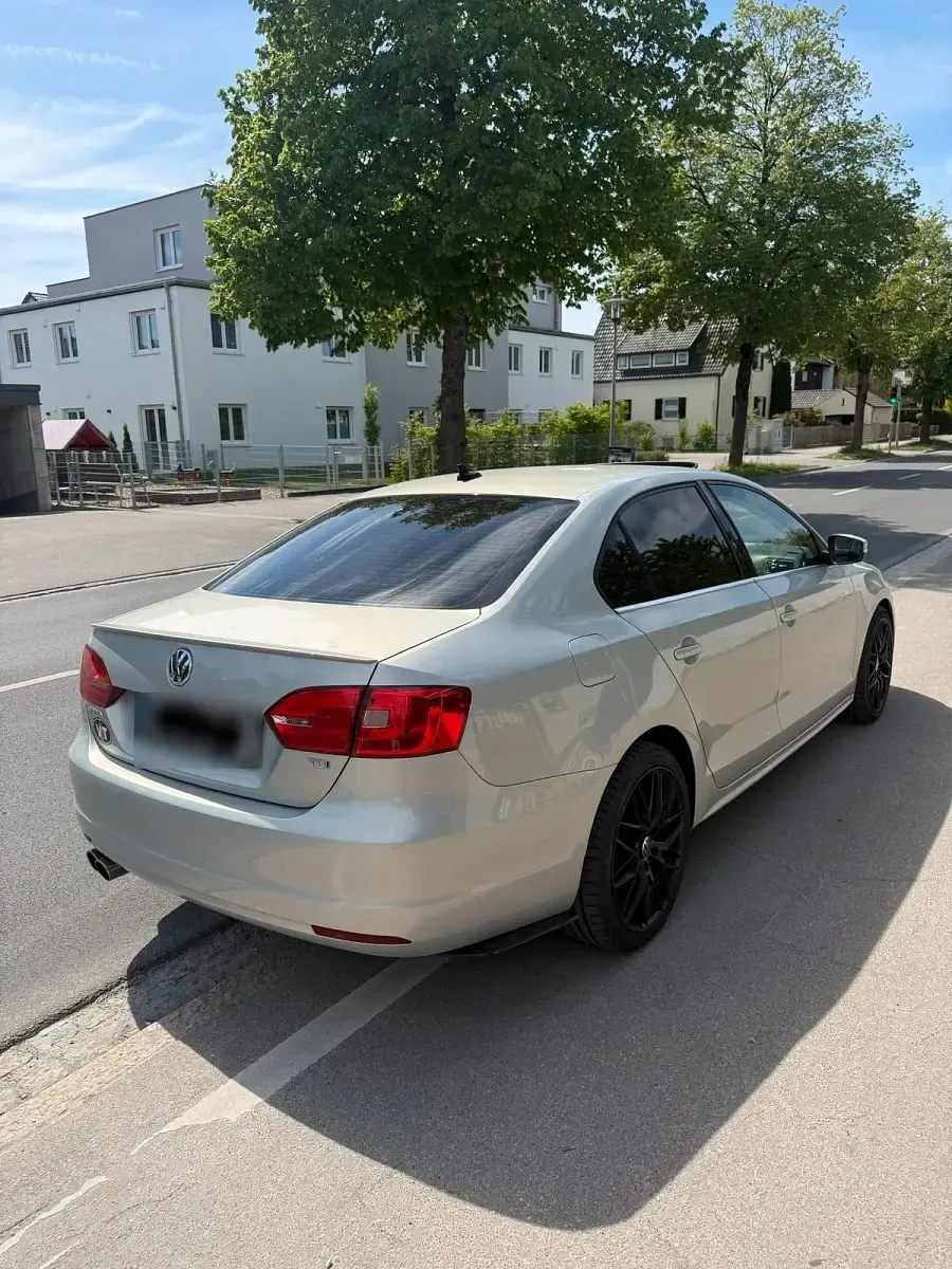 Używany VW Jetta 140 KM (102 kW) 2011 Beżowy Sedan/Limuzyna