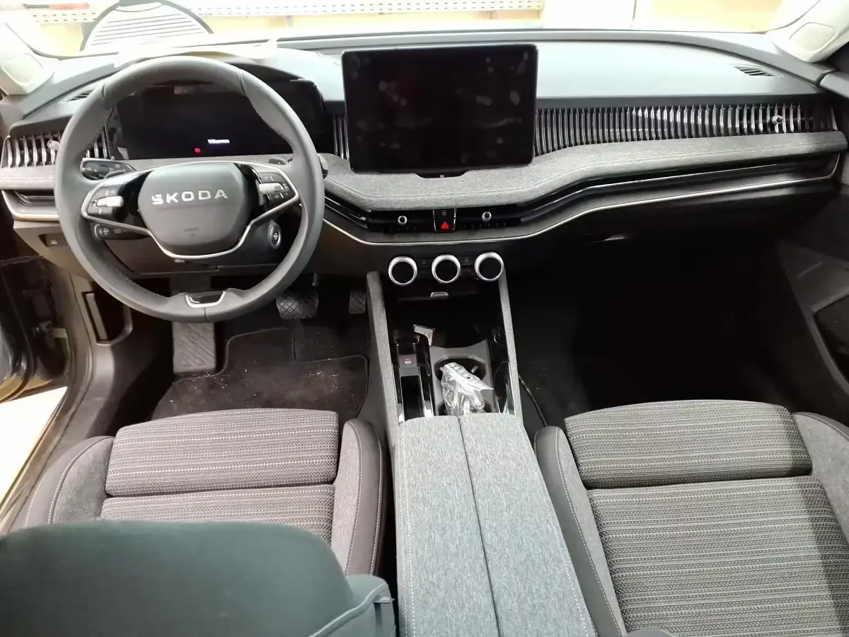 Second-hand Skoda Superb Selection 150 CP (110 kW) 2025 Gri Break