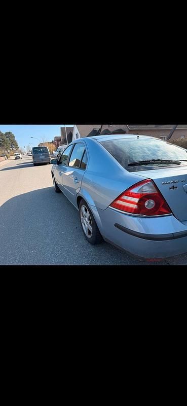 Gebraucht Ford Mondeo 147 PS (108 kW) 2005 Grau Limousine