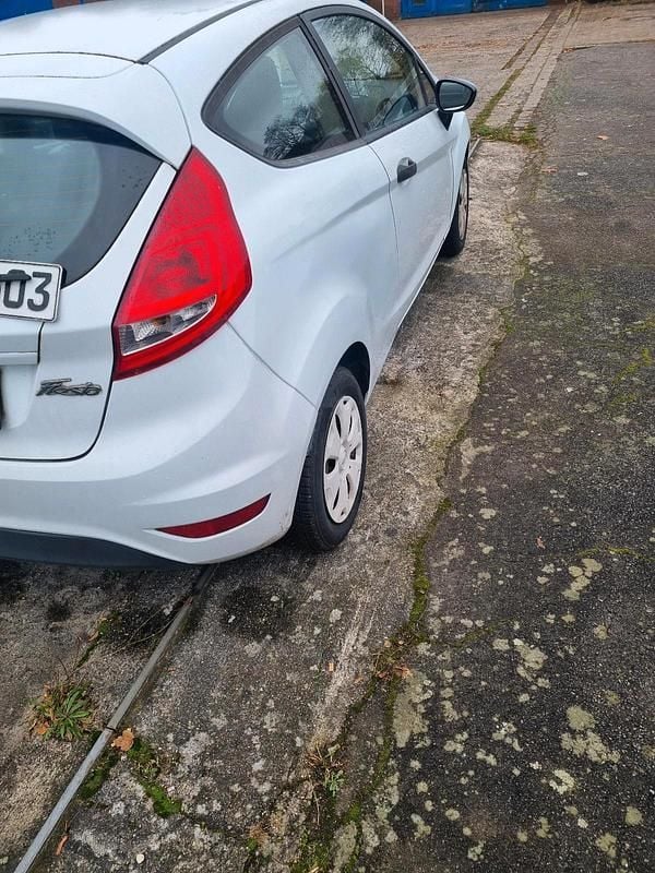 Gebraucht Ford Fiesta 75 PS (55 kW) 2012 Weiß Kleinwagen