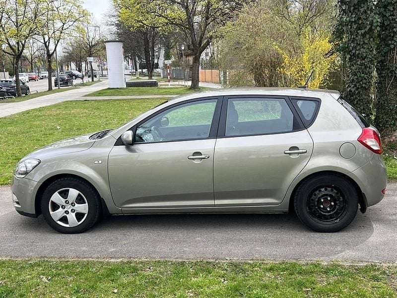 Gebraucht Kia Ceed 125 PS (91 kW) 2012 Grau Kleinwagen