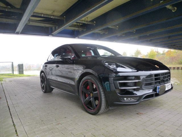 Schwarz Gebraucht 2017 Porsche Macan Turbo Performance Package SUV | 55.400 € (Guter Preis) - Bild 1/4