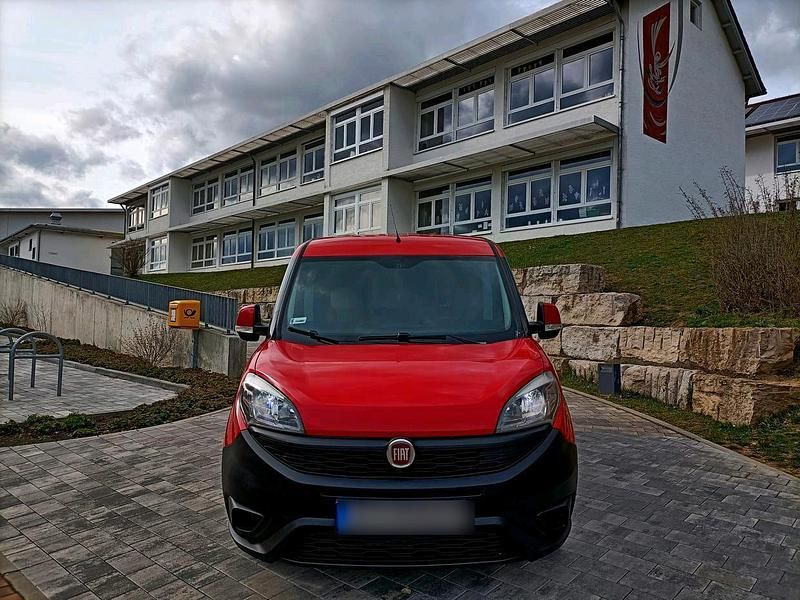 Gebraucht Fiat Doblò 105 PS (77 kW) 2016 Rot Van / Kleinbus