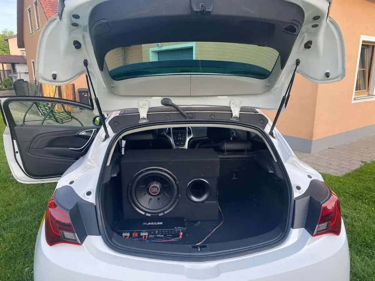 Używany Opel Astra GTC Active 170 KM (125 kW) 2013 Biały Sedan/Limuzyna