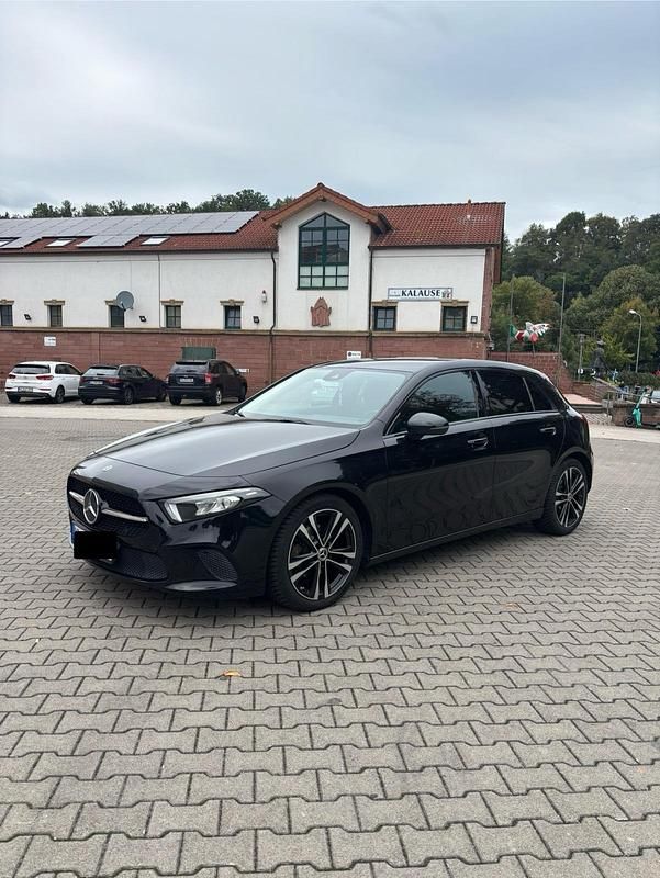 Schwarz Gebraucht 2019 Mercedes A180 Limousine | 24.750 € - Bild 1/4