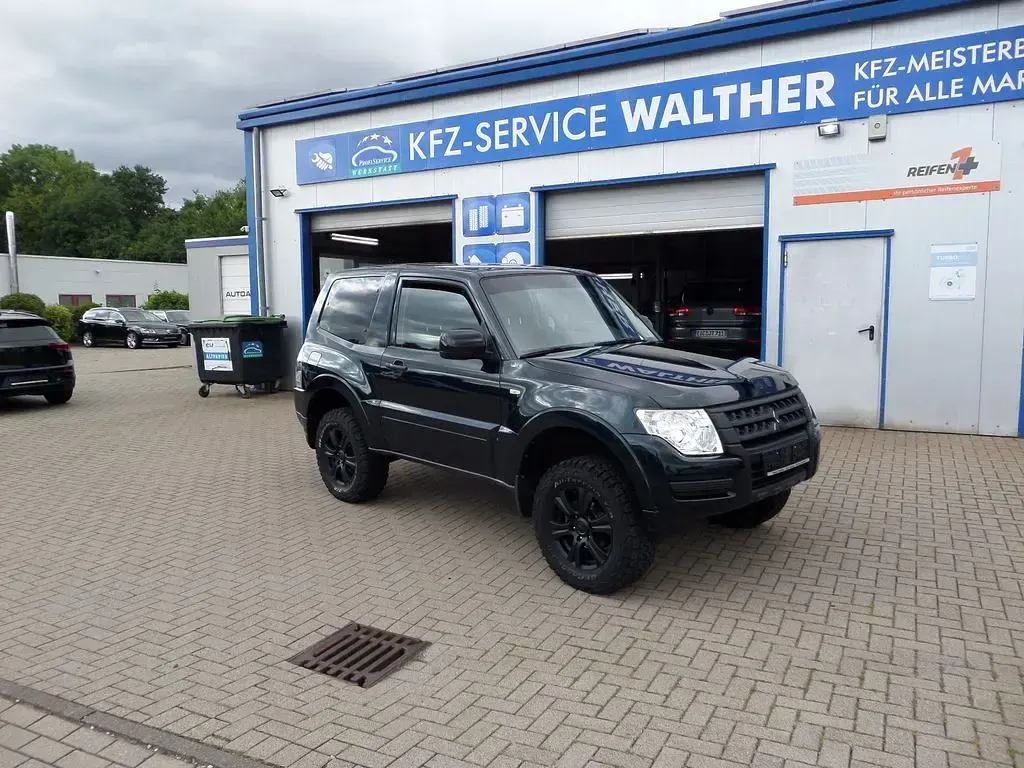 Gebraucht Mitsubishi Pajero Basis 190 PS (139 kW) 2016 Grün SUV