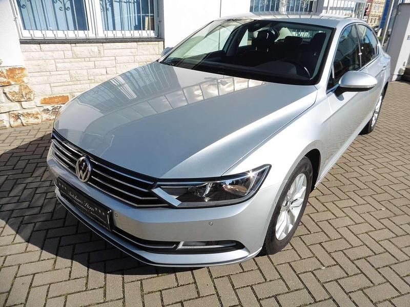 Reflexsilber metallic Gebraucht 2015 VW Passat Comfortline Limousine | 16.900 € (Fairer Preis) - Bild 1/4