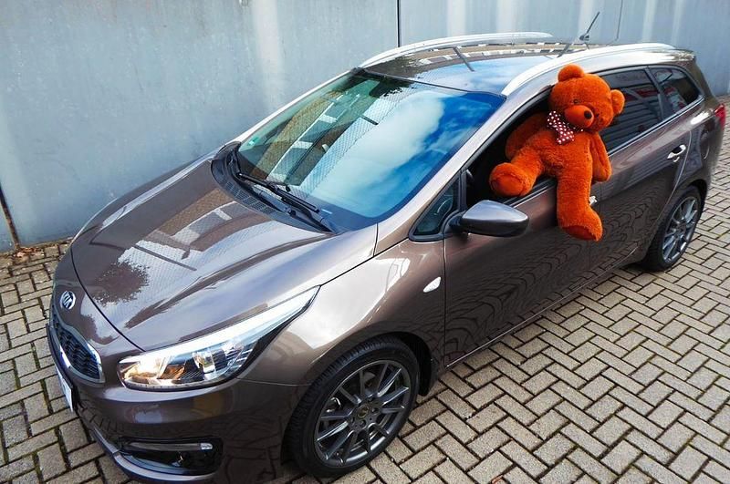 Braun Gebraucht 2017 Kia Ceed Sportswagon Edition 7 Kombi | 12.512 € (Fairer Preis) - Bild 1/4