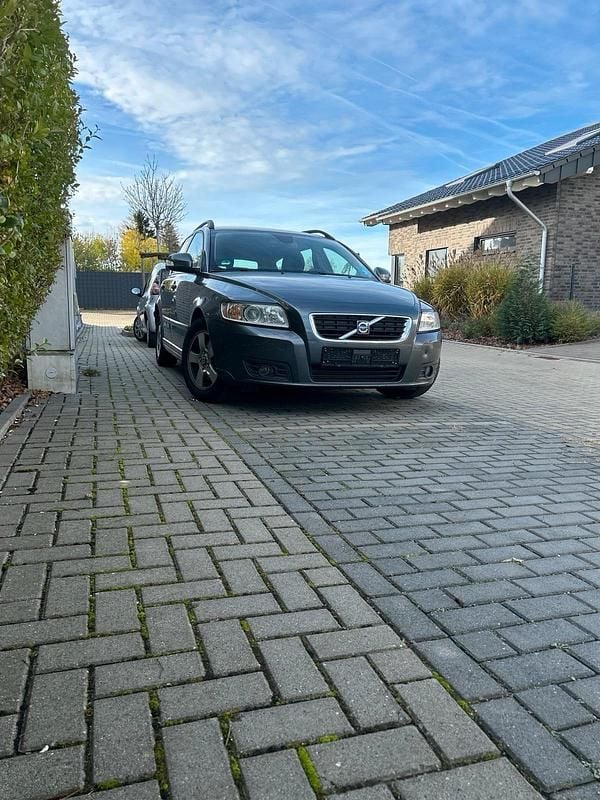 Grau Gebraucht 2010 Volvo V50 Kombi | 2.000 € (Superpreis) - Bild 1/4