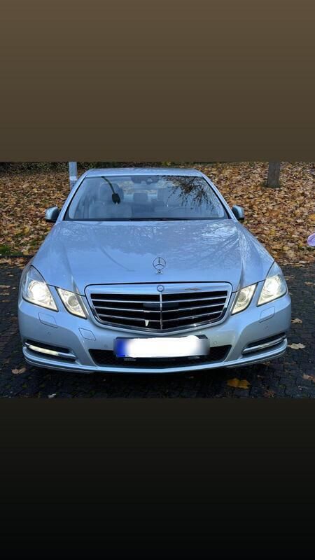 Silber Gebraucht 2010 Mercedes E220 Limousine | 14.600 € (Teuer) - Bild 1/4