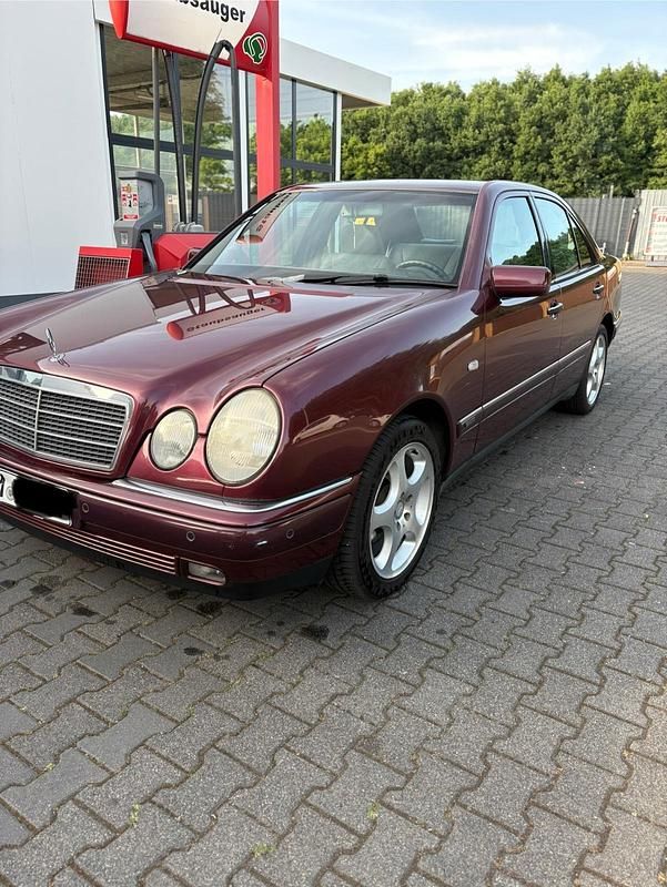 Rot Gebraucht 1998 Mercedes E200 Limousine | 3.000 € (Fairer Preis) - Bild 1/4