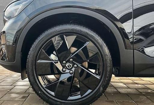 Neu Volvo XC40 Plus 163 PS (119 kW) 2025 Schwarz SUV