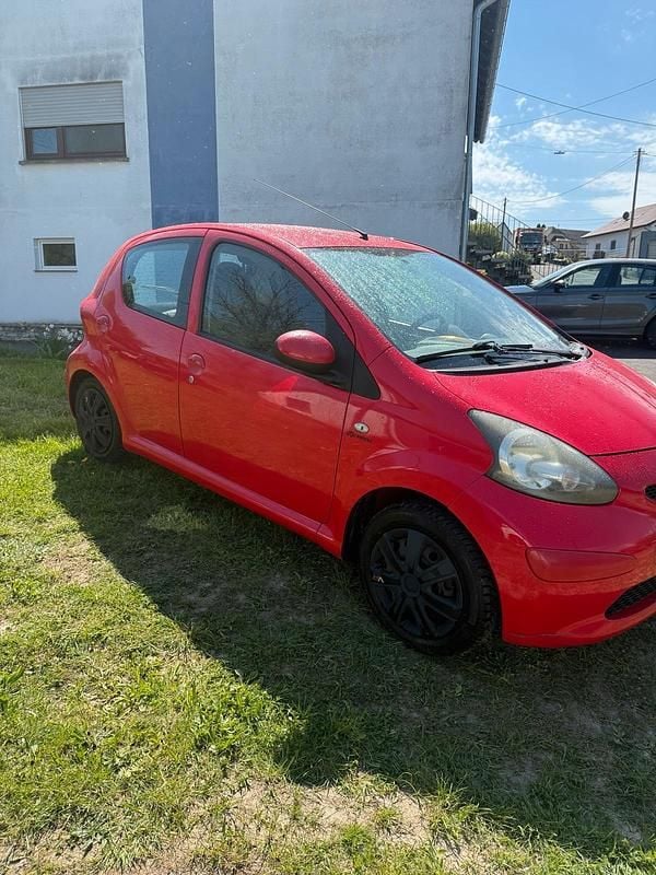 Brugt Toyota Aygo 68 HK (50 kW) 2006 Rød Hatchback