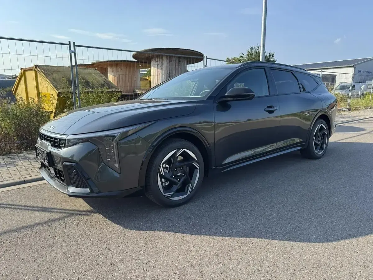 Neu Kia K4 179 PS (131 kW) 2026 Interstellar grau metallic Kombi