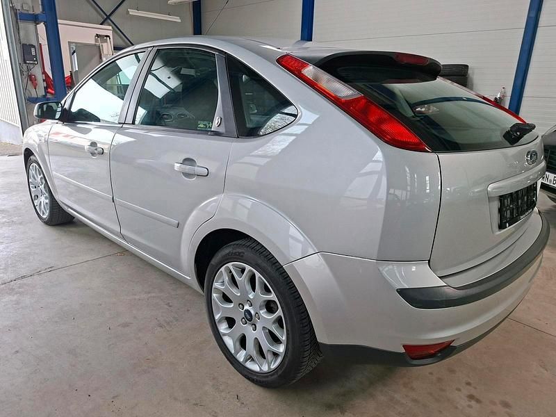 Gebraucht Ford Focus Ghia 102 PS (75 kW) 2005 Silber Kleinwagen