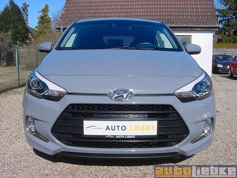 Gebraucht Hyundai i20 101 PS (74 kW) 2016 Grau Coupé
