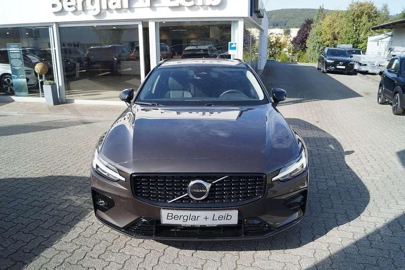 Platinum grey Gebraucht 2023 Volvo V60 Plus Kombi | 36.990 € (Guter Preis) - Bild 1/4