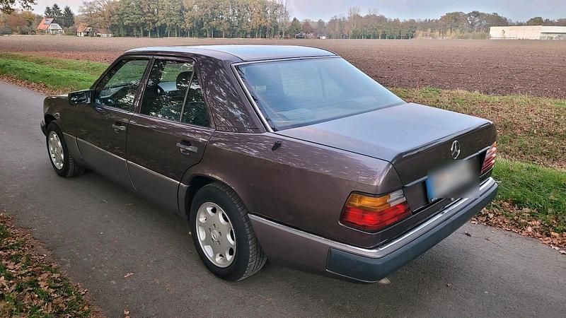 Gebraucht Mercedes E230 132 PS (97 kW) 1990 Violet Limousine