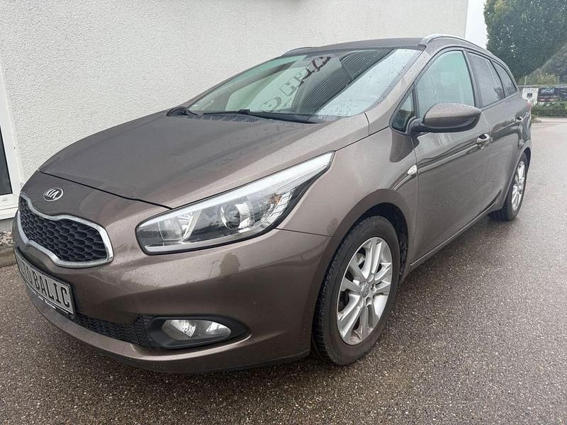 Beige Gebraucht 2013 Kia Ceed Sportswagon Edition 7 Kombi | 3.800 € (Fairer Preis) - Bild 1/4