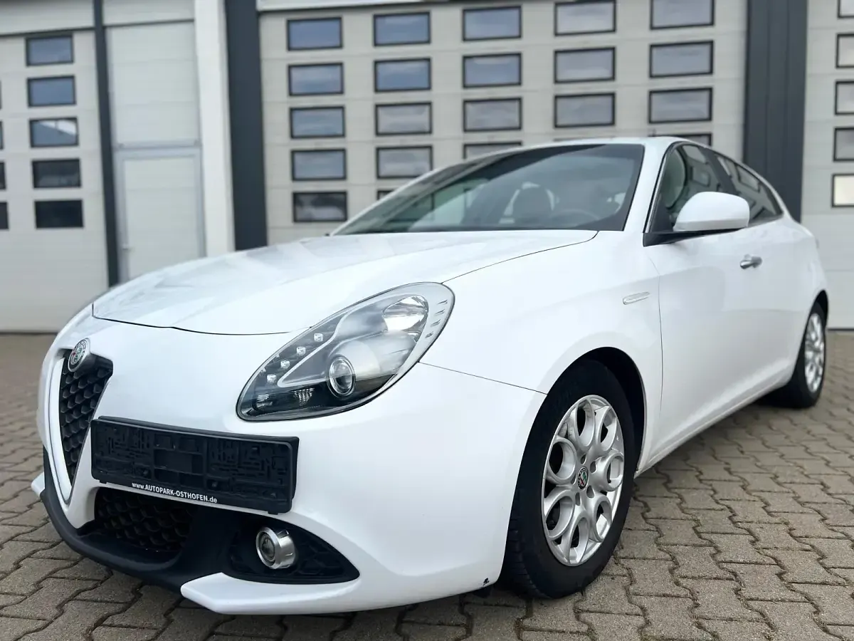 Gebraucht Alfa Romeo Giulietta Super 120 PS (88 kW) 2016 Colore esterno (alfa weiss) Kleinwagen