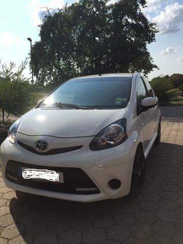 Weiß metallic Gebraucht 2013 Toyota Aygo Cool Kleinwagen | 5.800 € - Bild 1/4