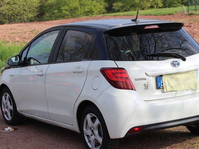 Weiß Gebraucht 2016 Toyota Yaris Hybrid Style Limousine | 10.995 € (Fairer Preis) - Bild 1/4