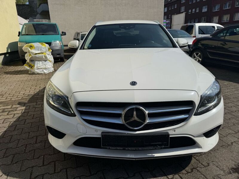Weiß Gebraucht 2019 Mercedes C220 Limousine | 16.900 € (Fairer Preis) - Bild 1/4