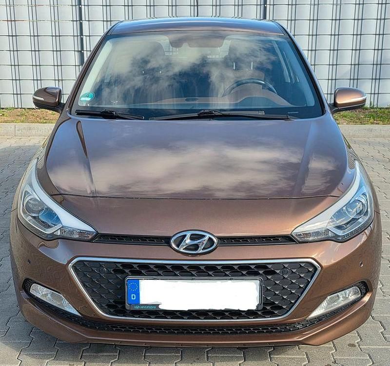 Gebraucht Hyundai i20 90 PS (66 kW) 2015 Braun Kleinwagen