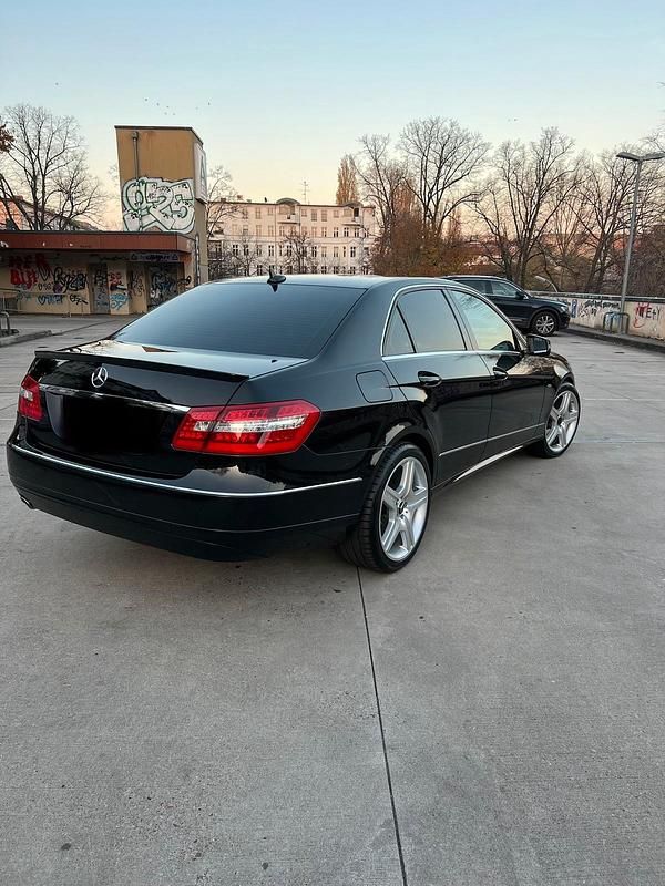 Gebraucht Mercedes E200 184 PS (135 kW) 2011 Schwarz Limousine