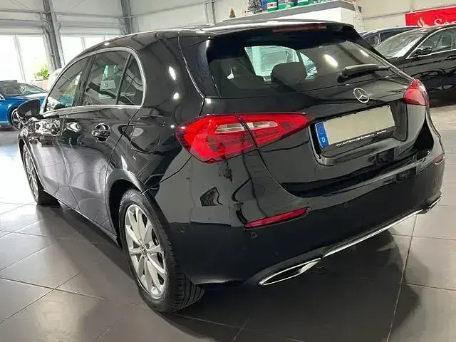 Gebraucht Mercedes A160 109 PS (80 kW) 2020 Kosmosschwarz Limousine