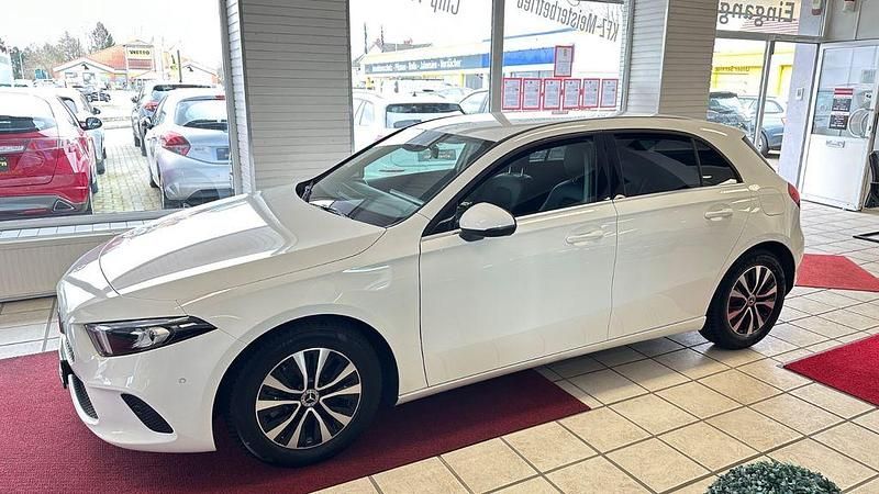 Gebraucht Mercedes A180 116 PS (85 kW) 2022 Weiß Limousine