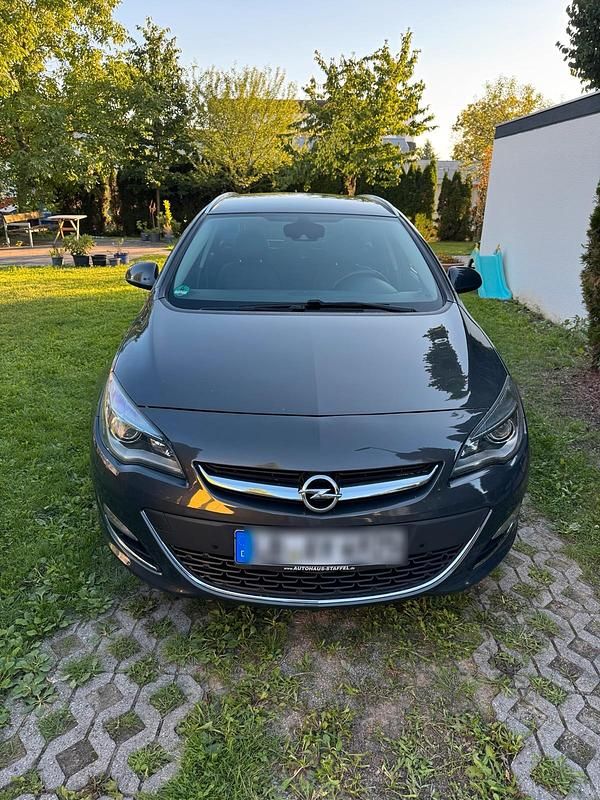 Blau Gebraucht 2012 Opel Astra Kombi | 6.200 € (Etwas zu teuer) - Bild 1/4
