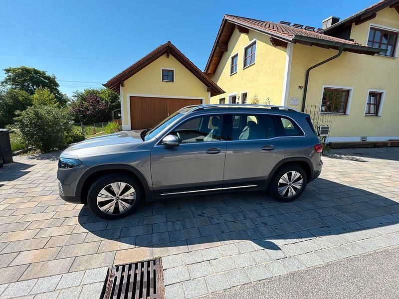 Grau Gebraucht 2023 Mercedes EQB250 SUV | 29.900 € (Guter Preis) - Bild 1/3