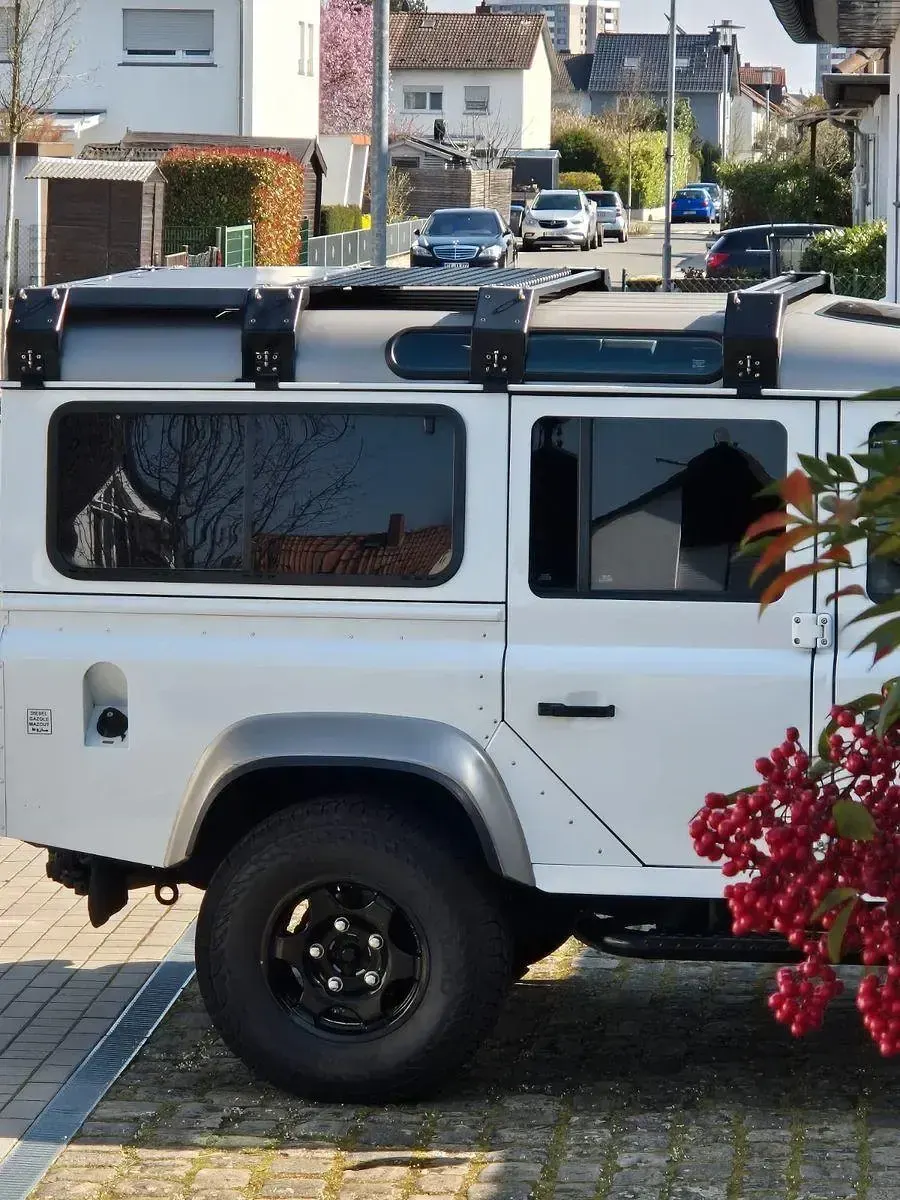 Gebraucht Land Rover Defender SE 122 PS (89 kW) 2015 Weiß Kombi