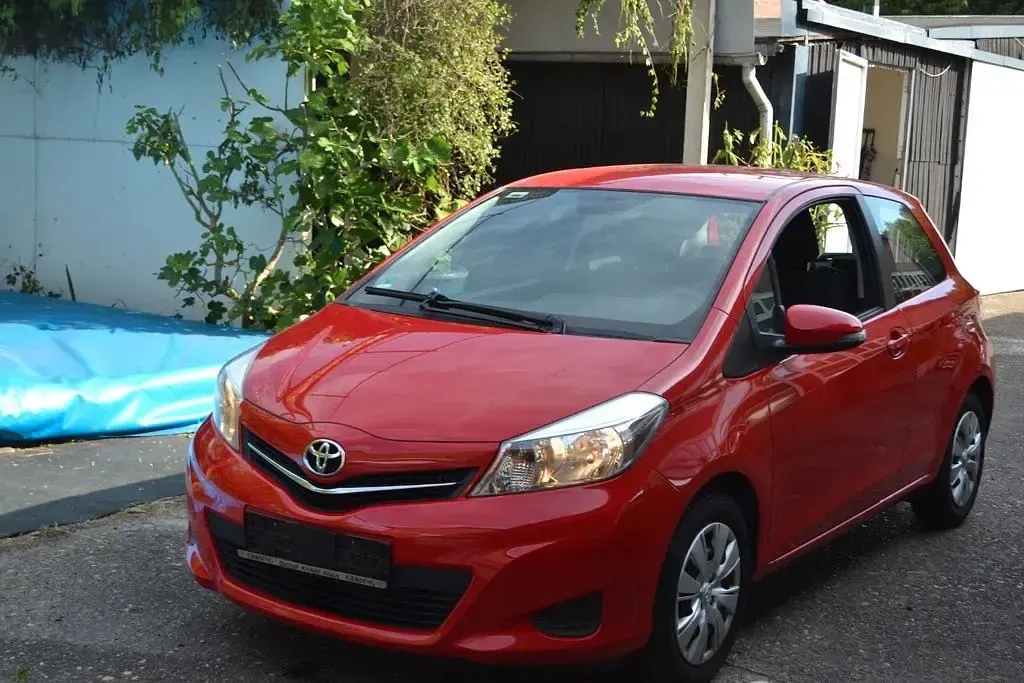 Gebraucht Toyota Yaris 99 PS (72 kW) 2012 Rot Kleinwagen
