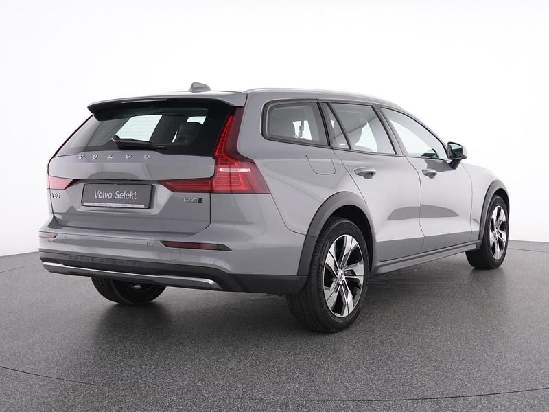 Gebraucht Volvo V60 CC Plus 197 PS (144 kW) 2023 Grau Kombi