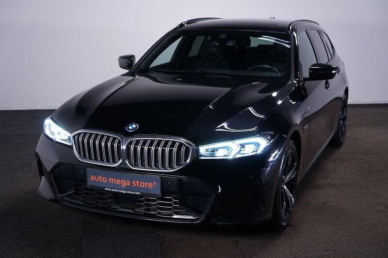 Black metallic Gebraucht 2023 BMW 330e M Sport Kombi | 37.899 € (Fairer Preis) - Bild 1/4