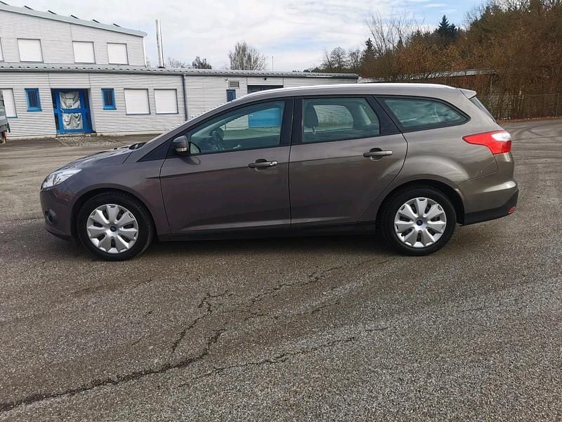 Gebraucht Ford Focus 100 PS (73 kW) 2014 Braun Kombi