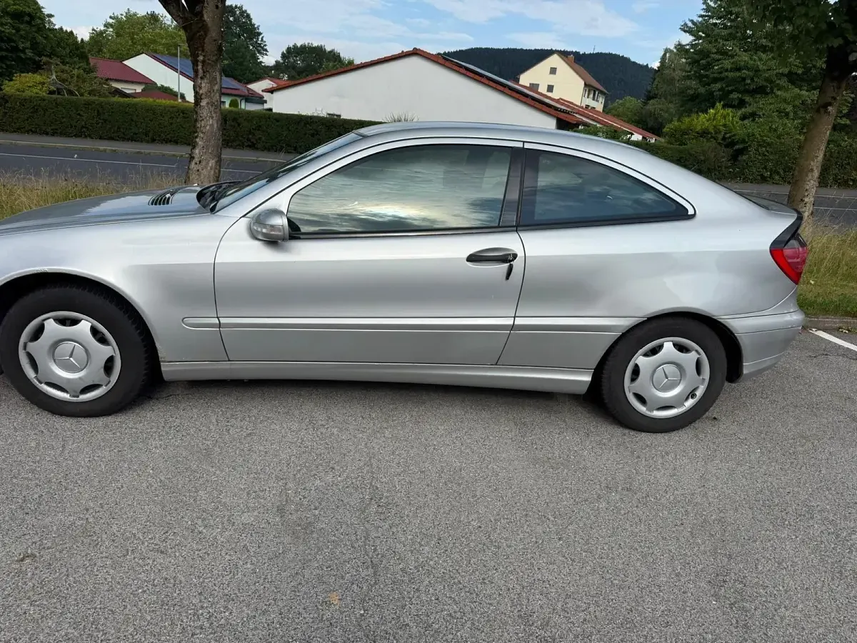 Gebraucht Mercedes C180 143 PS (105 kW) 2003 Silber Coupé