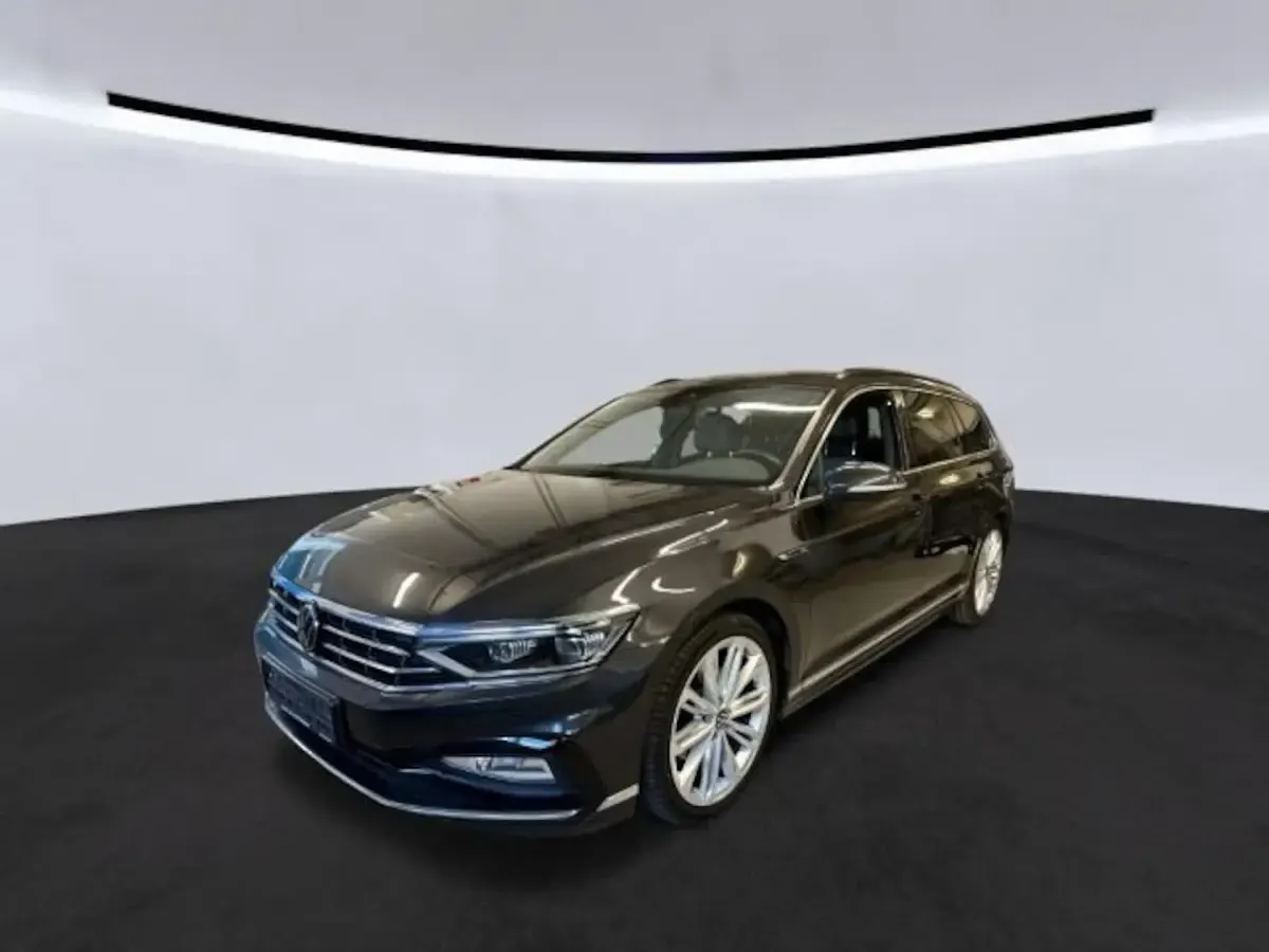 Gebraucht VW Passat R-line 200 PS (147 kW) 2023 Mangangrau metallic Kombi