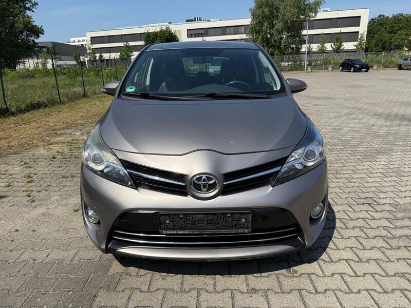 Braun Gebraucht 2014 Toyota Verso Comfort Van / Kleinbus | 6.900 € (Etwas zu teuer) - Bild 1/4