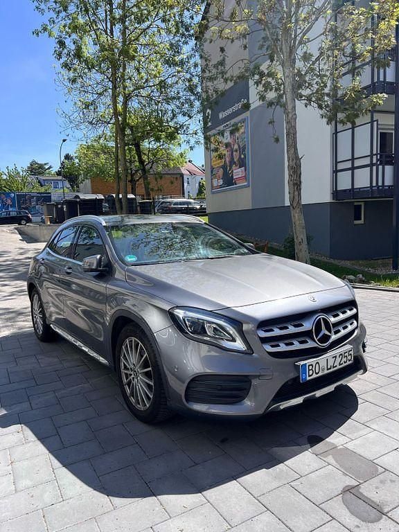 Grau Gebraucht 2019 Mercedes GLA180 AMG line SUV | 20.900 € (Fairer Preis) - Bild 1/4
