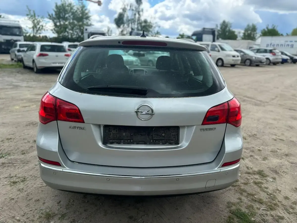 Gebraucht Opel Astra Edition 140 PS (102 kW) 2014 Silber Kombi