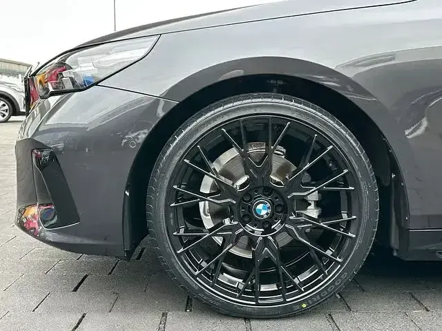 Gebraucht BMW 520 M Sport 197 PS (144 kW) 2025 Grau Kombi