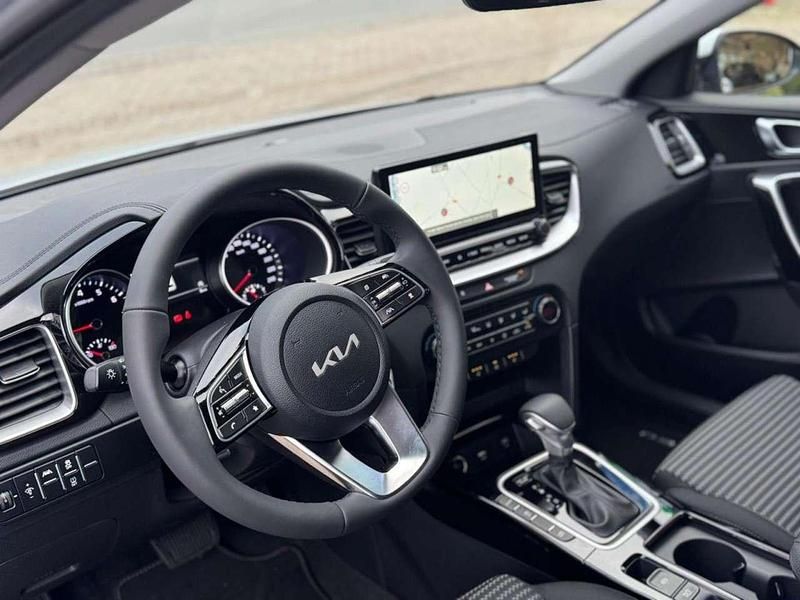 Gebraucht Kia Ceed Comfort 140 PS (102 kW) 2025 Sparklingsilber Kleinwagen